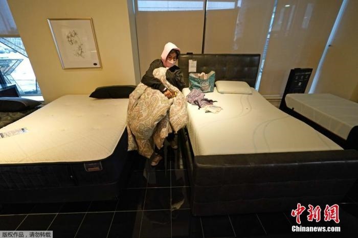 當(dāng)?shù)貢r間2月17日，美國得州的一家畫廊兼家具店內(nèi)，大批民眾來此避寒取暖，其中不乏一些人帶著被子來過夜。美國近日遭遇極寒天氣侵襲，多地氣溫創(chuàng)近年新低，其中得州災(zāi)情最嚴(yán)重，暴風(fēng)雪導(dǎo)致電網(wǎng)在酷寒中癱瘓，約400萬居民家中長時間停電。美國國家氣象局表示，得州休斯敦等地的氣溫甚至比靠近北極圈的阿拉斯加還要低。