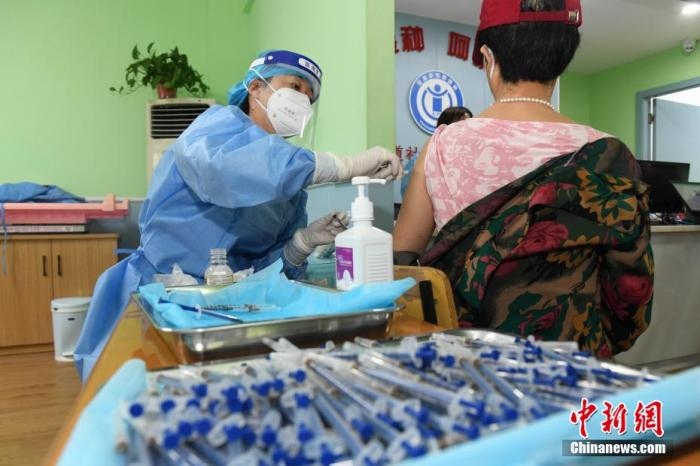 資料圖：市民來到醫(yī)院接種新冠疫苗。 楊華峰 攝