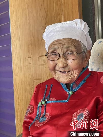 薩仁托婭拍攝的“草原母親”?！∷_仁托婭供圖