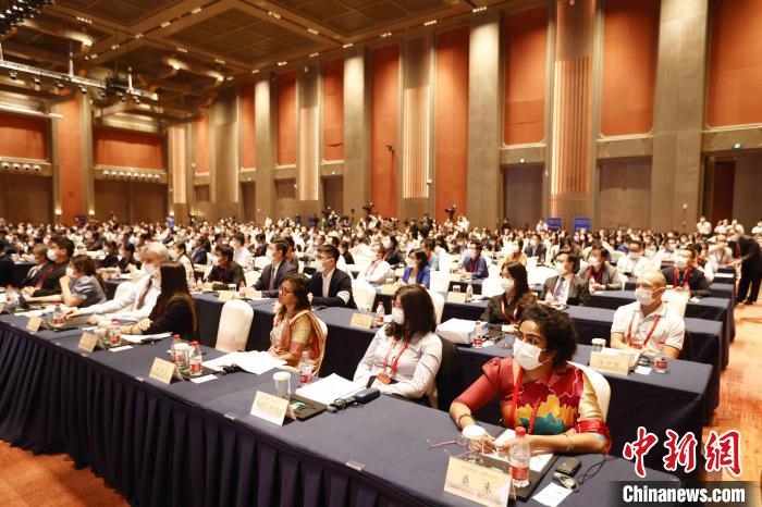 500余名專家學(xué)者、嘉賓代表以線上線下方式參加開(kāi)幕式?！∈⒓样i 攝