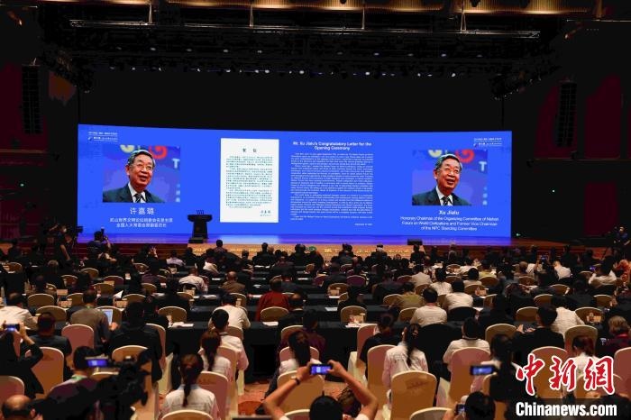 第九屆、第十屆全國(guó)人大常委會(huì)副委員長(zhǎng)許嘉璐向大會(huì)發(fā)來(lái)賀信?！∈⒓样i 攝