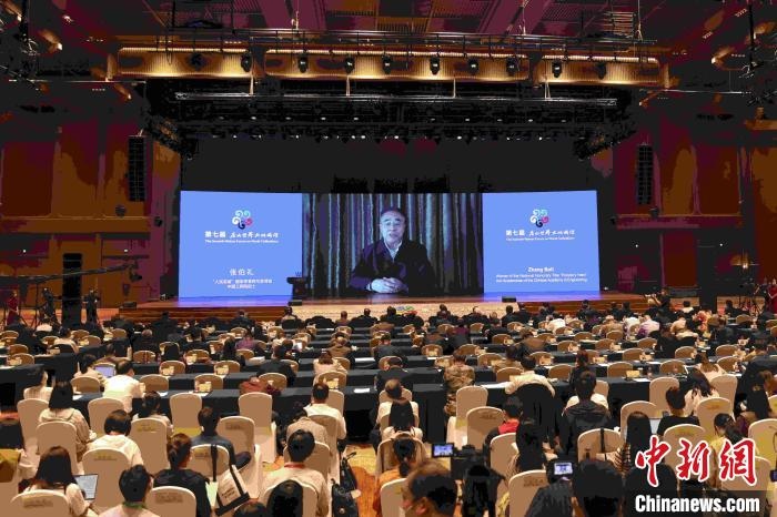 中國(guó)工程院院士、“人民英雄”國(guó)家榮譽(yù)稱號(hào)獲得者張伯禮通過(guò)視頻發(fā)表主旨演講?！∈⒓样i 攝