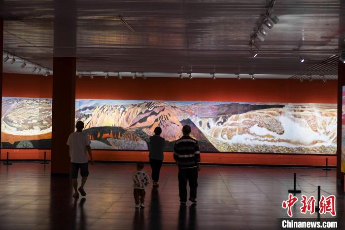 162米巨幅油畫長卷《黃河》吸引市民駐足觀看?！钊A峰 攝