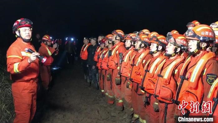 平遙縣消防救援大隊(duì)大隊(duì)長(zhǎng)龔宇作總攻發(fā)起前的動(dòng)員?！￠Z旭輝 攝