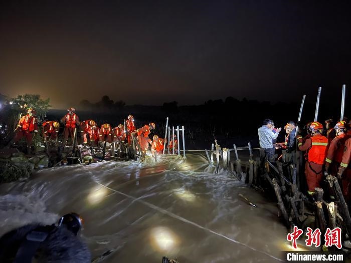 消防員分成左右兩路，同時(shí)發(fā)起決口封堵總攻?！￠Z旭輝 攝