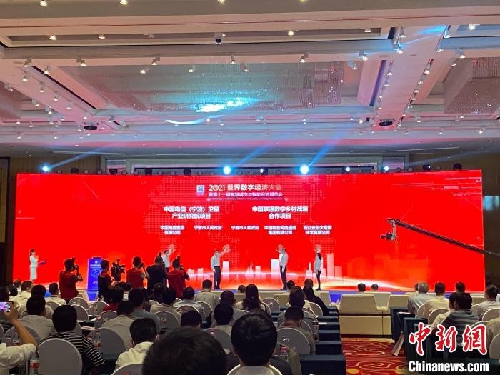 簽約現(xiàn)場(chǎng)?！×植?攝