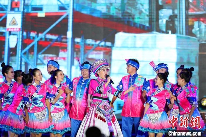 專場晚會上的民族歌舞表演?！涕L嬌 攝