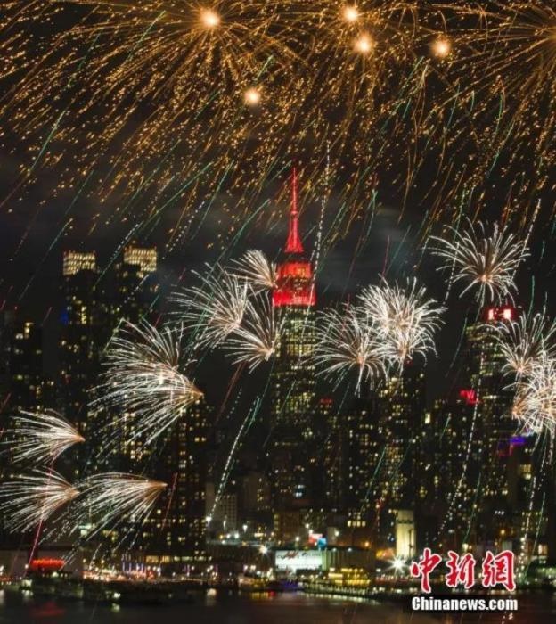 　　2018年，中國駐紐約總領(lǐng)事館前的哈德遜河上空燃放起焰火，慶祝中國狗年春節(jié)。