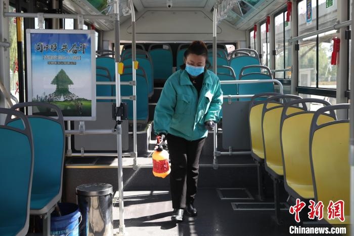 工作人員正在對公交車進(jìn)行消殺?！∮诰?攝