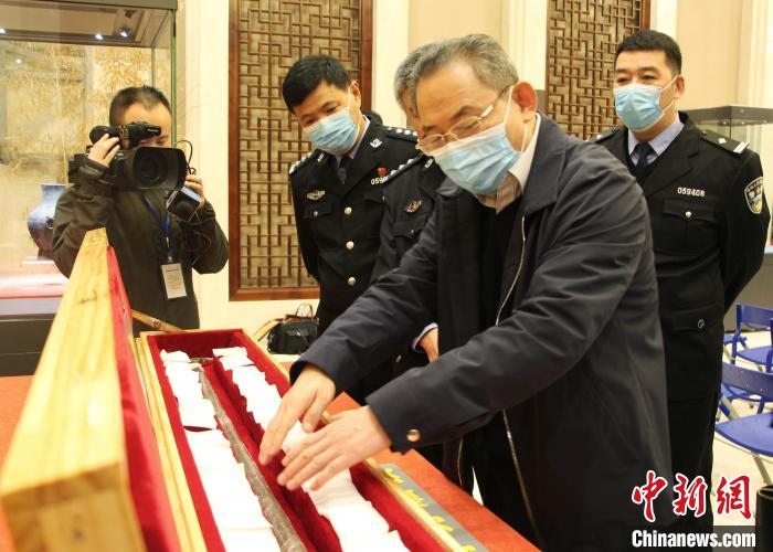 山東博物館館長鄭同修介紹涉案文物龍首錯(cuò)銀木柲銅杖?！≮w曉 攝