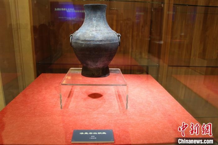 二級文物戰(zhàn)國時(shí)期漆蓋云紋銅壺?！≮w曉 攝