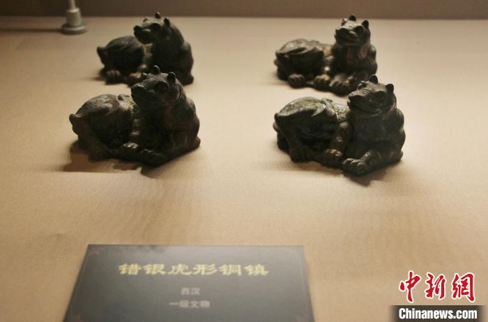 一級文物錯(cuò)銀虎形銅鎮(zhèn)?！≮w曉 攝