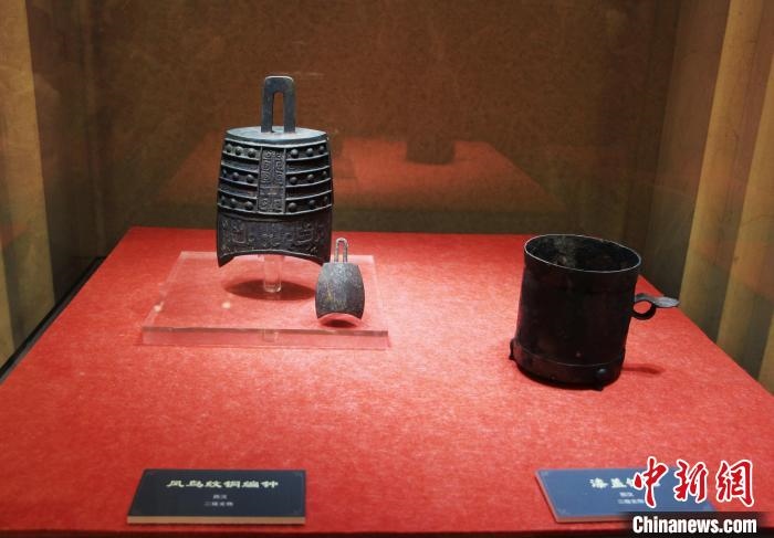 二級文物西漢鳳鳥紋銅編鐘、漆蓋銅卮?！≮w曉 攝