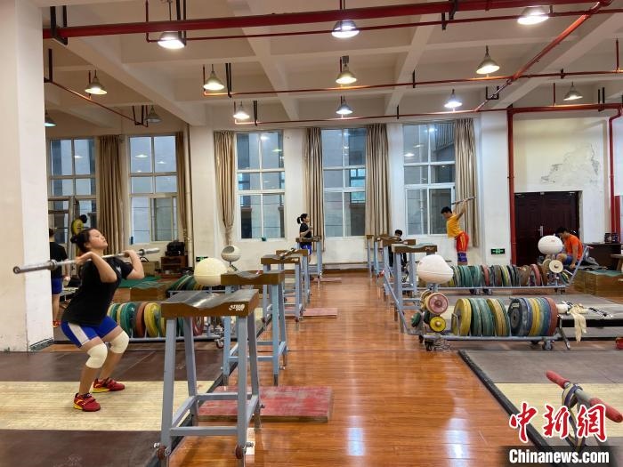 石智勇的師弟師妹們訓(xùn)練場(chǎng)景?！×植?攝