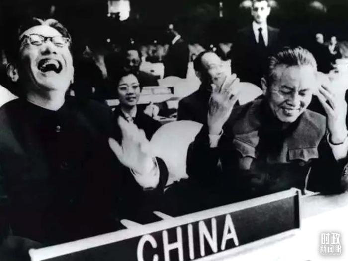 △1971年11月15日，以外交部副部長(zhǎng)喬冠華(左一)為團(tuán)長(zhǎng)、黃華(右一)為副團(tuán)長(zhǎng)的中國(guó)代表團(tuán)，首次出現(xiàn)在聯(lián)合國(guó)大會(huì)上。(資料圖)