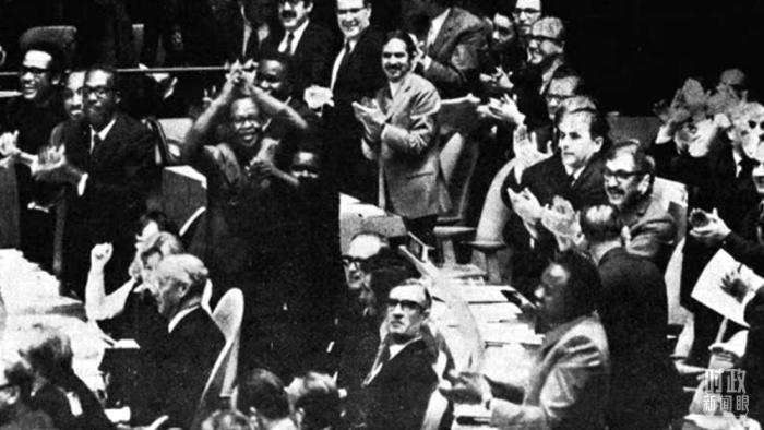 △第2758號(hào)決議通過(guò)后，現(xiàn)場(chǎng)爆發(fā)出熱烈歡呼聲。(資料圖)