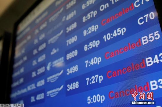 水管破裂造成第四航站樓的多家航班延誤或取消。圖為航站樓內(nèi)的電子公告牌顯示航班信息。