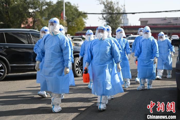 圖為醫(yī)務(wù)人員在封閉小區(qū)做防控工作。　劉文華 攝