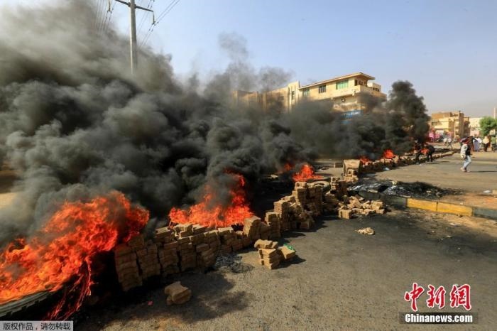 當(dāng)?shù)貢r(shí)間10月25日，蘇丹局勢(shì)發(fā)生突變，過(guò)渡政府總理被“綁架”，政府部長(zhǎng)被軍方抓捕，國(guó)家進(jìn)入緊急狀態(tài)，大量民眾走上街頭對(duì)軍方行動(dòng)進(jìn)行抗議，已有7人在抗議活動(dòng)中死亡，140人受傷。圖為抗議活動(dòng)中燃燒的輪胎。