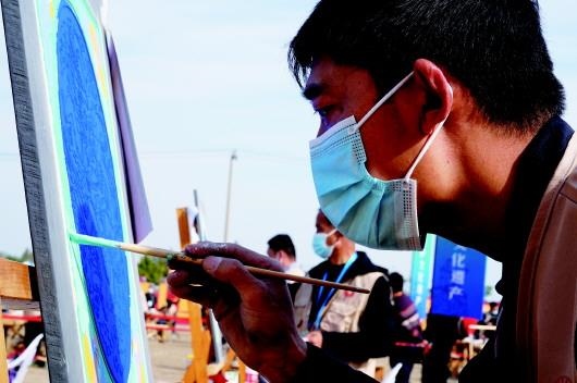 　　參加文物技能競(jìng)賽彩畫(huà)項(xiàng)目的選手。