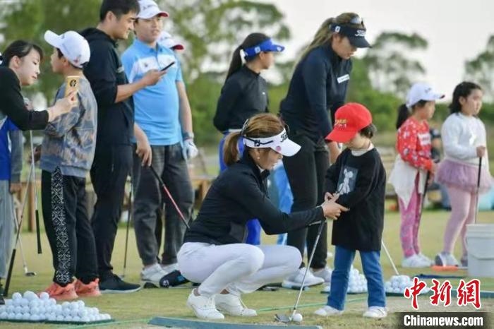 職業(yè)球員在體驗(yàn)活動中耐心地指導(dǎo)小球員 劉壯 攝