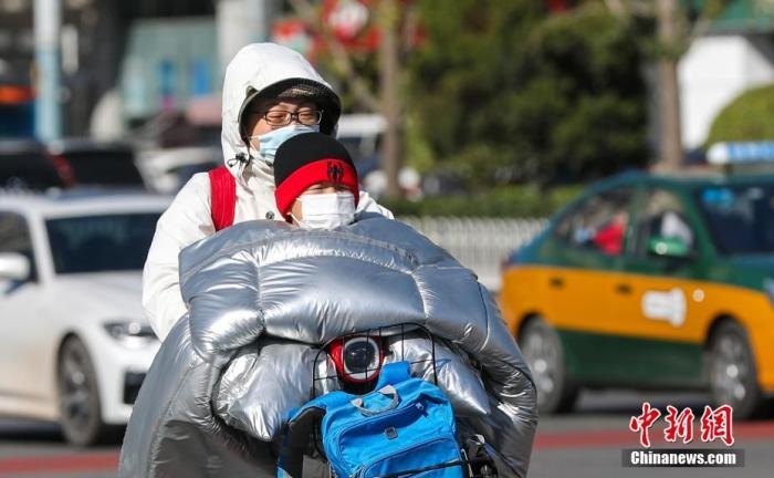 資料圖：市民在大風降溫天氣下出行。 <a target='_blank' href='http://www.chinanews.com/'>中新社</a>記者 賈天勇 攝