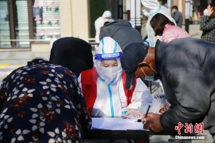 資料圖：青海省西寧市城西區(qū)一核酸檢測(cè)采樣點(diǎn)，居民進(jìn)行信息登記。<a target='_blank' href='http://www.chinanews.com/'>中新社</a>記者 馬銘言 攝