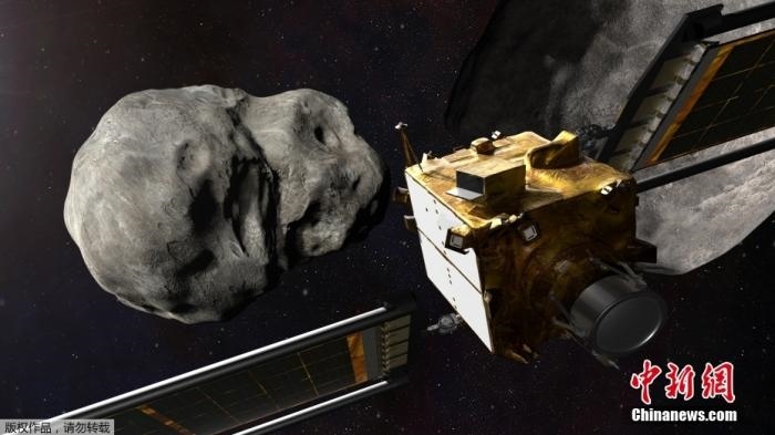 當(dāng)?shù)貢r(shí)間11月4日，法新社公布了兩張來自美國宇航局的太空效果圖，畫面顯示一艘宇宙飛船從小行星后面進(jìn)行撞擊。據(jù)悉，美國宇航局計(jì)劃讓一艘以每小時(shí)24000公里的速度飛行的宇宙飛船撞上一顆小行星以進(jìn)行“行星防御”測試，雖然地球尚且沒有面臨如此緊迫的危險(xiǎn)。