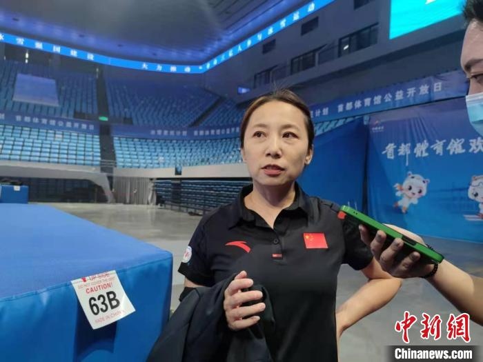 中國滑冰協(xié)會主席、前中國短道速滑隊(duì)主教練李琰表示，”冰雪惠民計(jì)劃“能推動更多人上冰 郝凌宇 攝