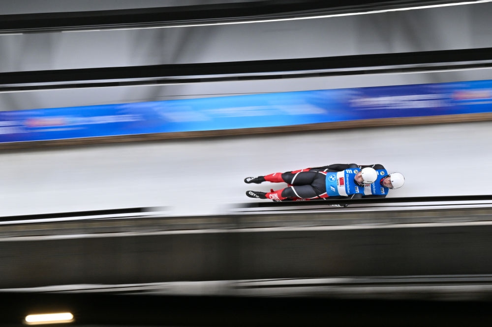 11月21日，“相約北京”國際雪橇聯(lián)合會雪橇世界杯，中國選手黃葉波/彭俊越在團(tuán)體接力比賽中。新華社記者陳益宸攝