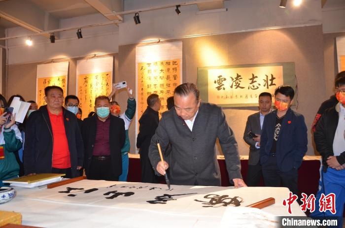 圖為“鐵軍老戰(zhàn)士”、著名書法家、解放軍報原副總編輯連俊義少將現(xiàn)場揮毫。　顏新陽 攝 攝