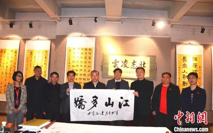 圖為百名將軍書畫展活動現(xiàn)場。　顏新陽 攝 攝