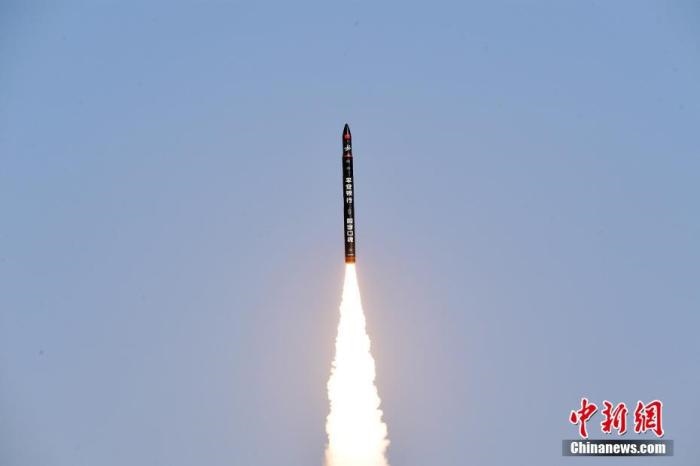 北京時間2021年12月7日12時12分，谷神星一號遙二運載火箭在中國酒泉衛(wèi)星發(fā)射中心成功發(fā)射升空，將搭載的天津大學(xué)一號、麗澤一號、寶醞號、金紫荊五號、金紫荊一號03星等5顆小衛(wèi)星順利送入預(yù)定軌道，發(fā)射任務(wù)獲得圓滿成功。汪江波 攝