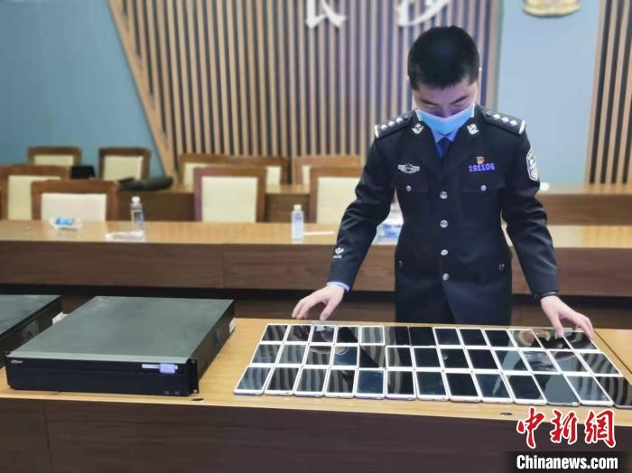 民警展示作案工具?！￠L(zhǎng)沙市公安局供圖