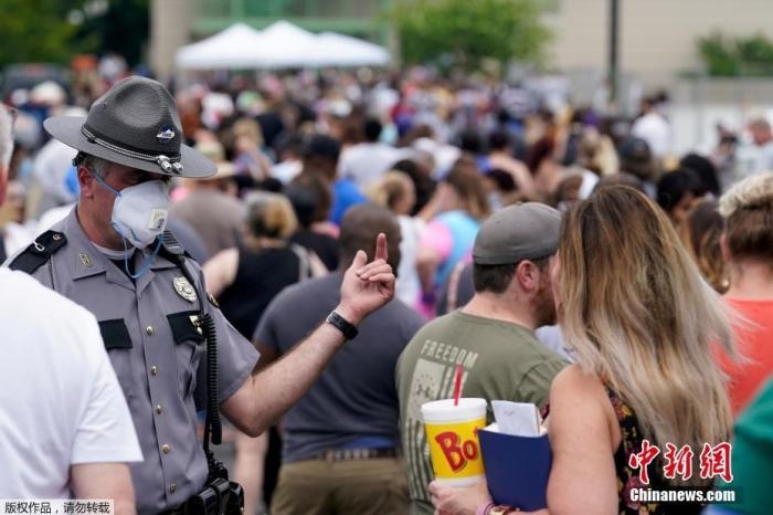 當(dāng)?shù)貢r(shí)間6月17日，美國肯塔基州國會大樓外，上千名在疫情期間失業(yè)的美國民眾在此排隊(duì)等候進(jìn)入大樓。據(jù)悉肯塔基州在疫情期間開設(shè)了臨時(shí)失業(yè)辦公室。