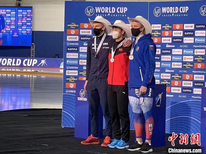 寧忠?guī)r在頒獎(jiǎng)儀式上?！『邶埥◇w育局提供