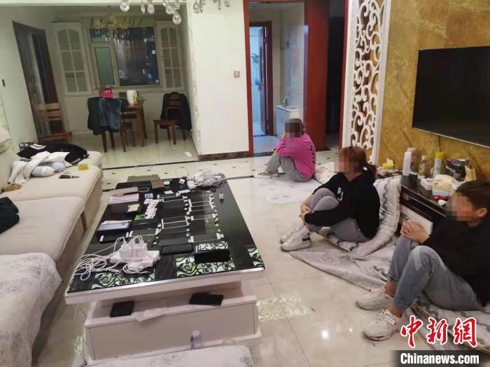 資料圖為果洛藏族自治州公安民警抓獲的犯罪嫌疑人?！‖斍呖h公安局供圖