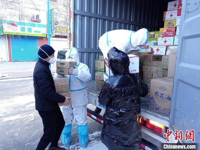 圖為滿洲里物資保障巡回補(bǔ)給車隊(duì)配貨現(xiàn)場?！∏靥饌?攝