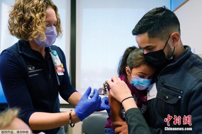 資料圖：當(dāng)?shù)貢r間11月3日，美國華盛頓，國立兒童醫(yī)院為孩子接種疫苗。美國新冠疫苗接種進入了一個新階段，數(shù)百萬名小學(xué)生現(xiàn)在可以接種疫苗。