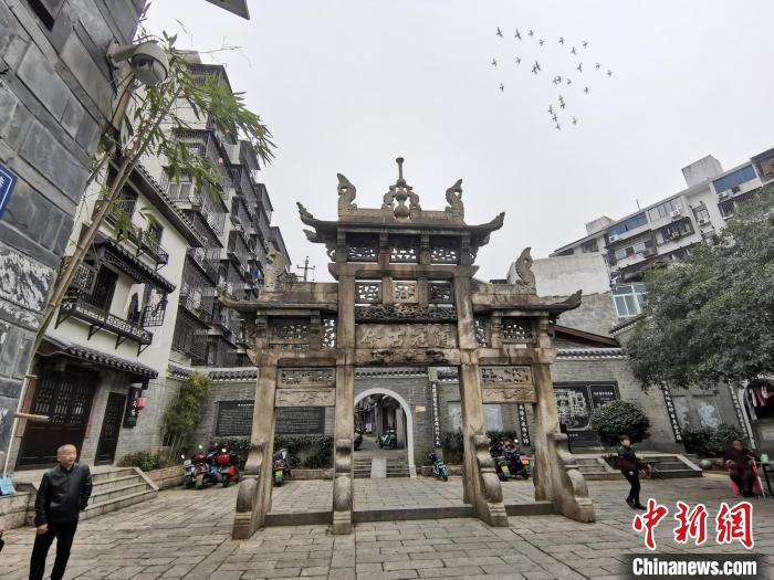 “道冠古今”牌坊?！×荷?攝