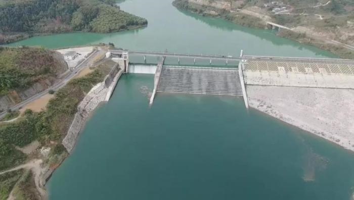 　　圖1 2021年12月7日，督察組使用無人機(jī)拍攝，保護(hù)區(qū)實(shí)驗(yàn)區(qū)內(nèi)的八吝大壩已建成，且未設(shè)置過魚設(shè)施