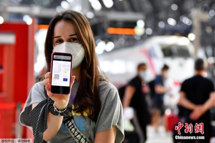 當(dāng)?shù)貢r(shí)間2021年9月1日，意大利米蘭，乘客在火車站出示的健康證明。