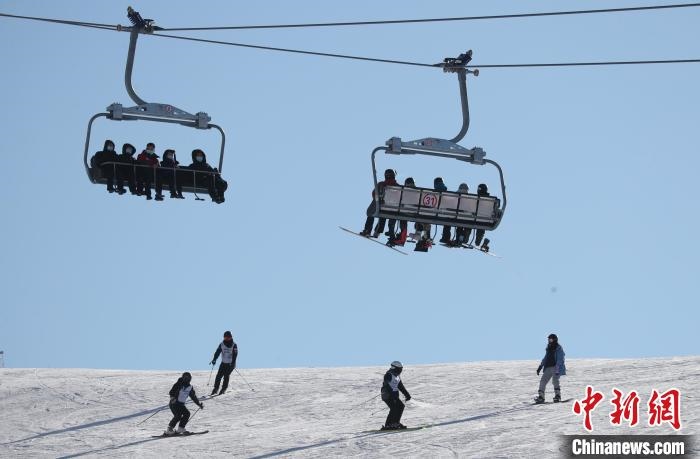 圖為滑雪場(chǎng)現(xiàn)場(chǎng)?！≡S婷 攝