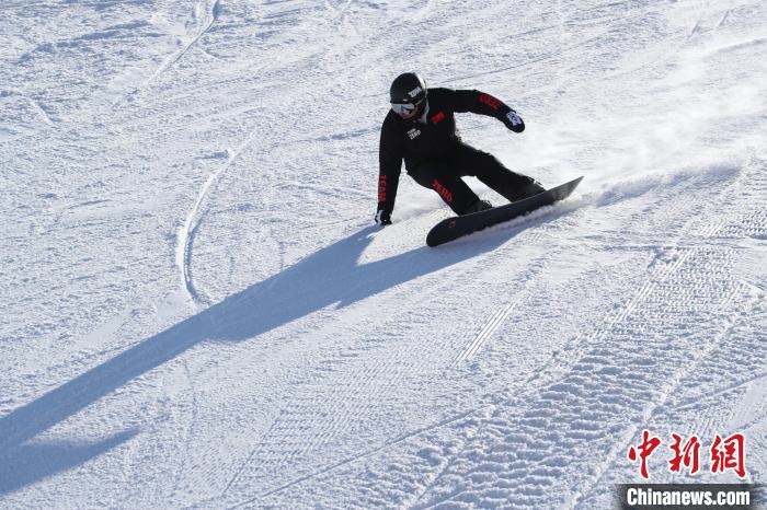 圖為滑雪場(chǎng)現(xiàn)場(chǎng)?！≡S婷 攝