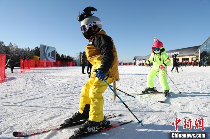 圖為滑雪場(chǎng)現(xiàn)場(chǎng)?！≡S婷 攝
