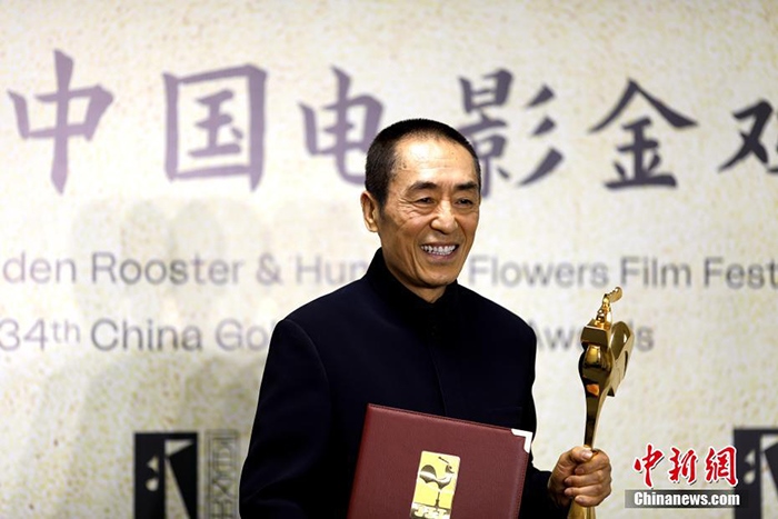 12月30日晚，第34屆中國(guó)電影金雞獎(jiǎng)?lì)C獎(jiǎng)典禮在福建省廈門市舉行。張藝謀以執(zhí)導(dǎo)《懸崖之上》榮膺最佳導(dǎo)演獎(jiǎng)。 <a target='_blank' href='/'>中新社</a>記者 呂明 攝