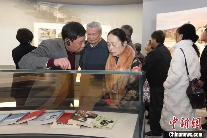 船政后裔在參觀新館?！￡悤造o 攝