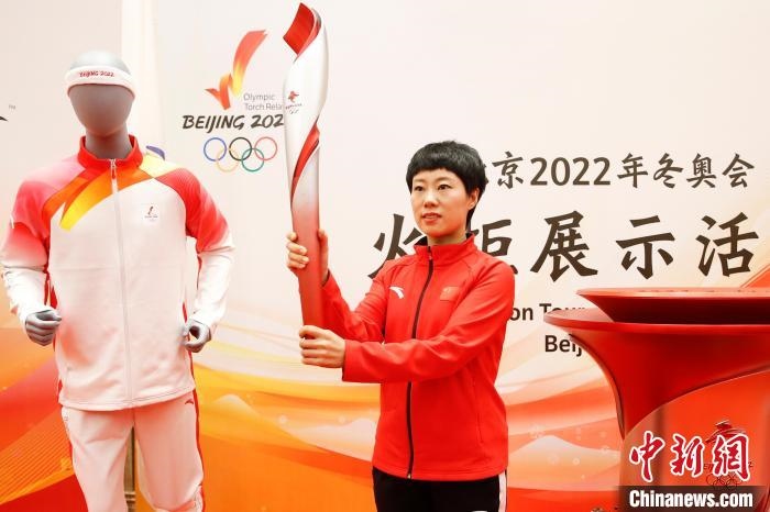 溫哥華冬奧會冠軍張會展示北京2022年冬奧會火炬。　姜輝 攝