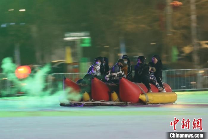 民眾沉醉在冰上香蕉船的快樂(lè)中。　于海洋 攝