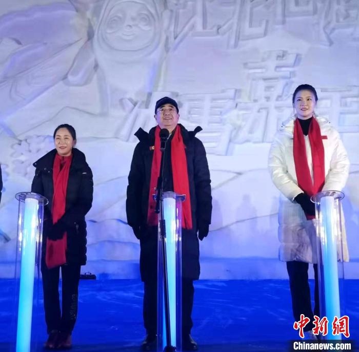 前女排國(guó)家隊(duì)隊(duì)長(zhǎng)奧運(yùn)冠軍惠若琪(右一)，中國(guó)女子田徑競(jìng)走奧運(yùn)冠軍王麗萍(左一)助陣當(dāng)晚活動(dòng)?！≮w桂華 攝